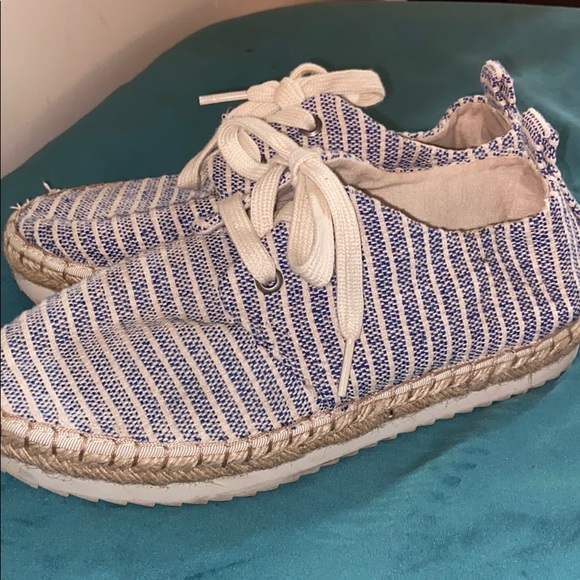 Universal Thread Shoes - Striped blue and white platform sneakers size 6